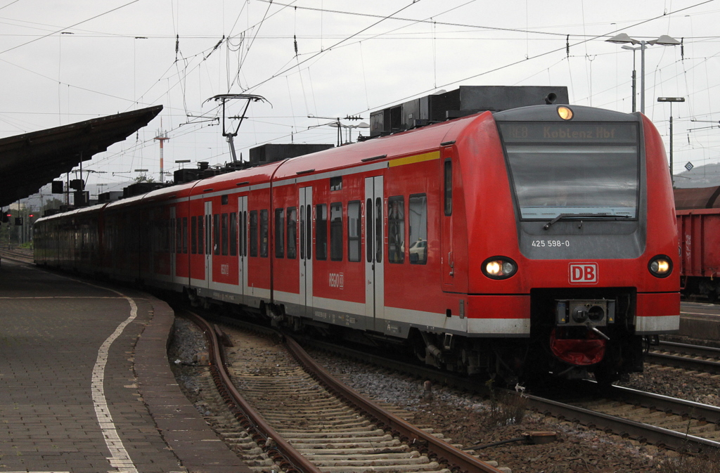 Der RE8 gebildet aus 425 598-0 und 425 xxx-x bei der Abfahrt in Neuwied bei leichtem Regen am 09.08.2011