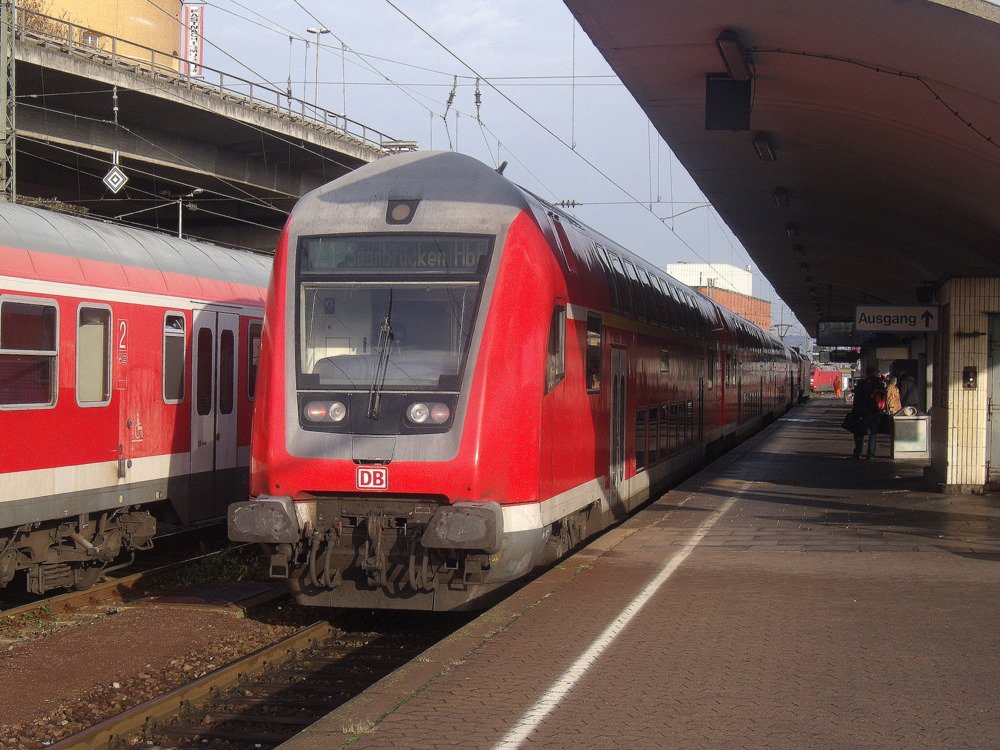 Der RegionalExpress der Linie 1 steht abfahrbereit im Koblenzer Hbf, sein Ziel ist Saarbrcken

21.11.2009 