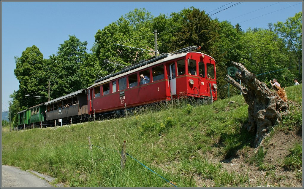 Der RhB Bernina-Triebwagen ABe 4/4 N 35 erreicht Chaulin. 
27. Mai 2012
