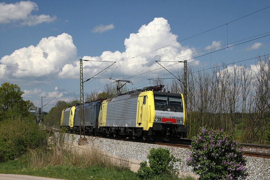 Der samstgliche MRCE-Lokzug mit 189-924 an der Spitze bei Weiching auf der Fahrt von Mnchen in Richtung Rosenheim am 30. Apr. 2011. 