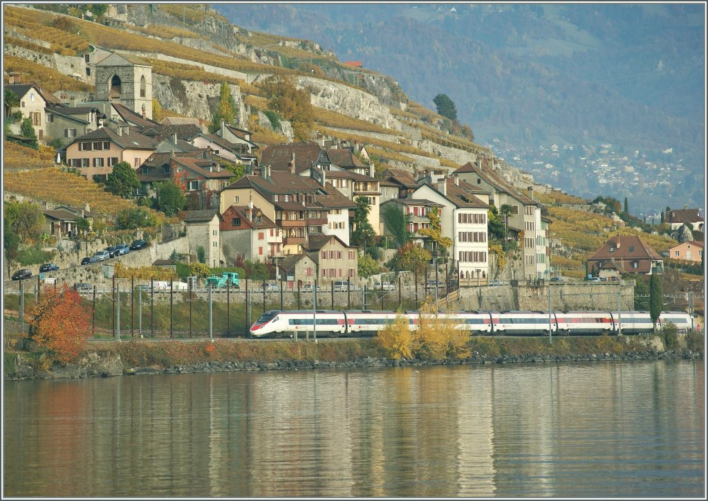Der SBB ETR 610 014 als EC 34 von Milano nach Genve am 4. Nov. vor der Kulisse des herbstlichen St-Saphorin. 