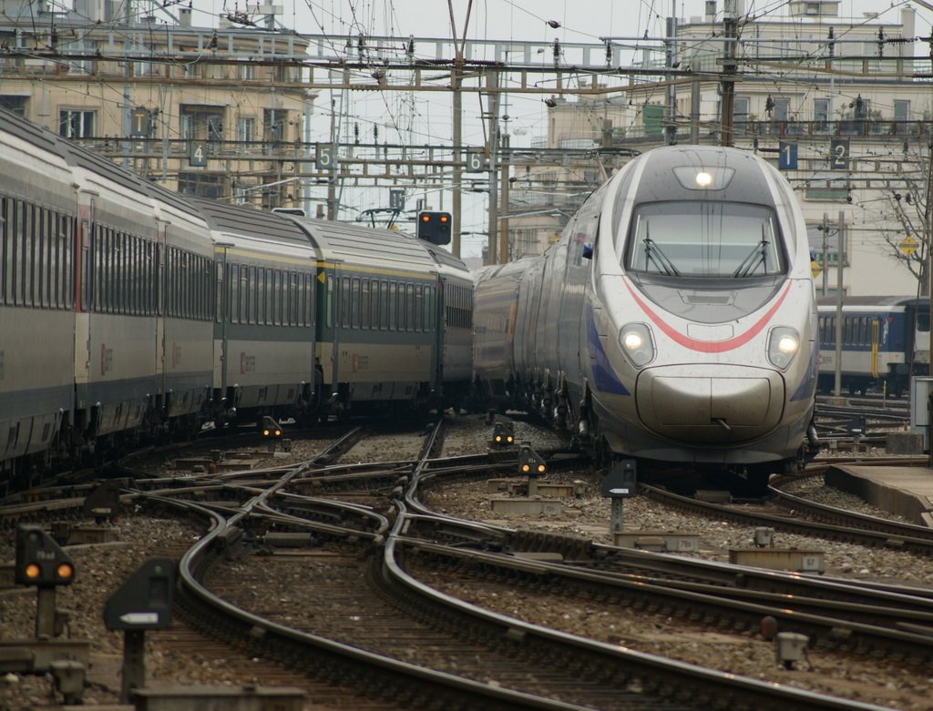 Der SBB ETR 610 als EC 32 von Milano nach Genve erreicht Lausanne am 7. Mrz 2010