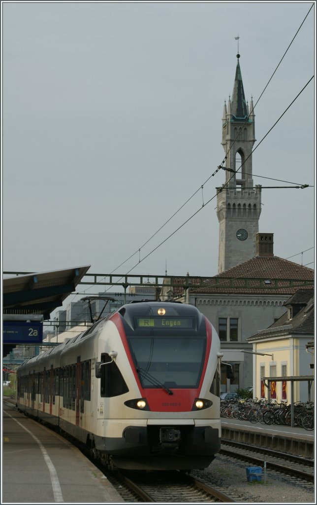 Der  Seehas  526 652-3 steht Abbfahrbereit in Konstanz. 
8. April 2011