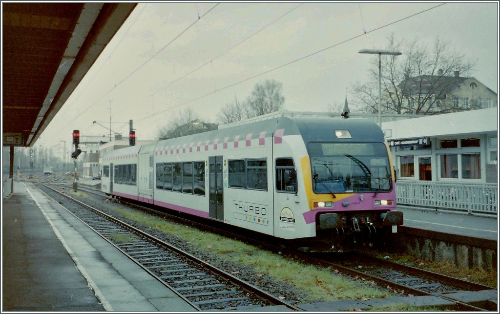 Der Thurbo Bm 596 623-4  Seehsle  an einem Regentag in Radolfzell. 
Winter 1995.