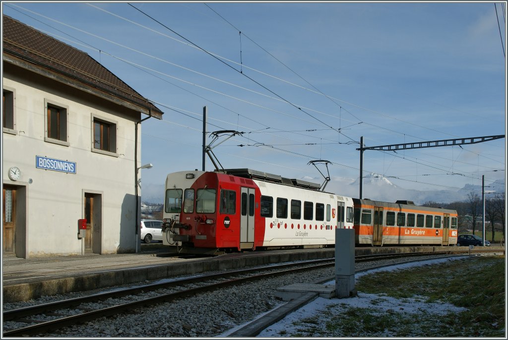 Der TPF Regionalzug 14834 verlsst den kleinen Bahnhof Bossonnens. 
12. Jan. 2013
