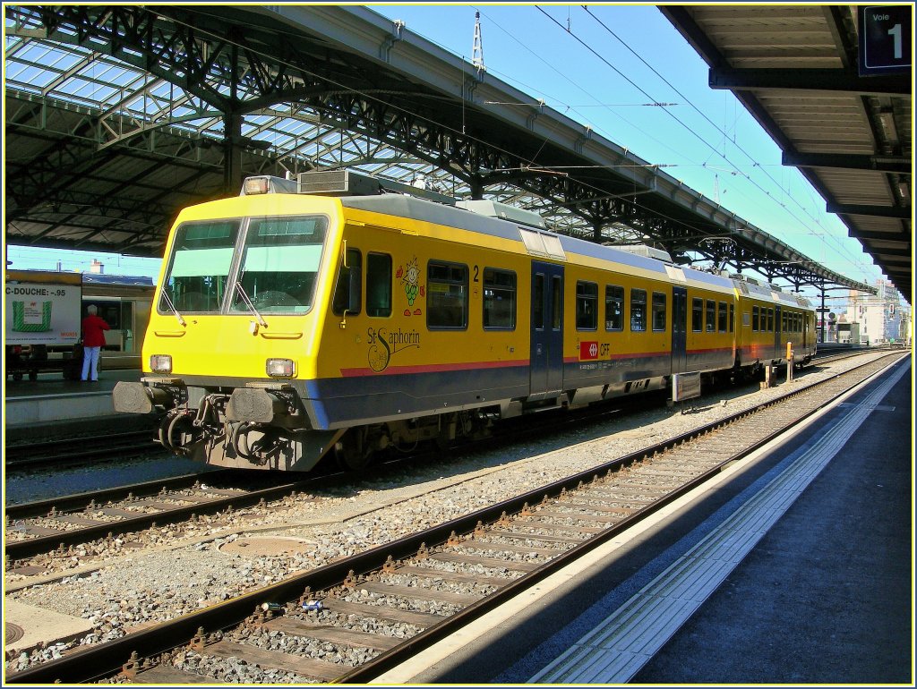 Der Train des Vignes in Lausanne auf Gleis zwei. Er wird in Krze als Dienstfahrt nach Vevey fahren.  
7. August 2010