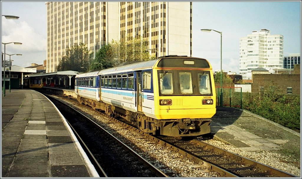 Der Triebwagen 142 086 in Cardiff Queen Street Station im November 2000.