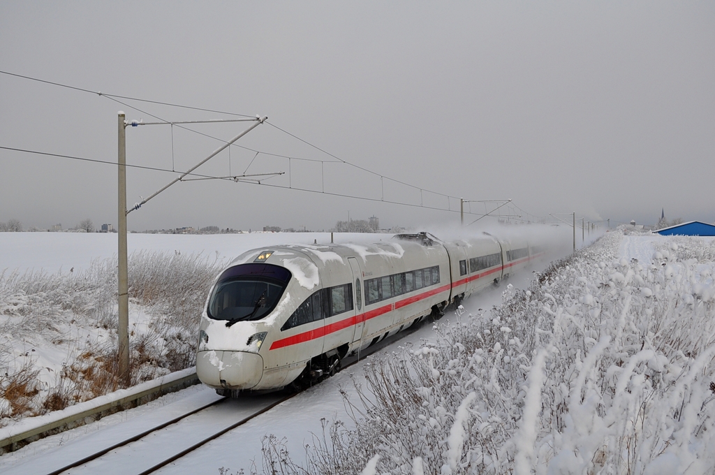 Der Tz 1158 Elsterwerda  ist am 04.02.2012 als ICE 1611 nach Mnchen unterwegs.Kurz nach dem Start in Rostock wurde er in Gragetopshof geknipst.