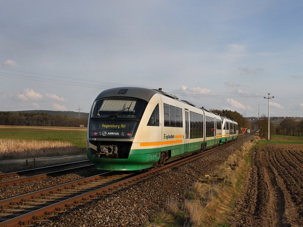 Der VT 21 der Vogtlandbahn und ein Weiterer am 02.04.2010 unterwegs bei Zeitlarn. 
