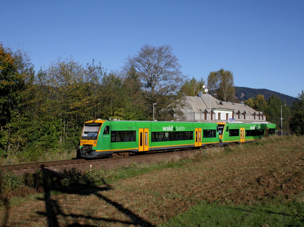 Der VT 23 mit dem VT 28 am 03.10.2011 bei der Ausfahrt aus Bhmisch Eisenstein Stadt.