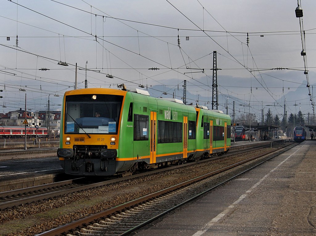 Der VT 27 und der VT 28 der Waldbahn als BLB Ersatzzug am 01.01.2010 bei der Ausfahrt aus Freilassing. 
