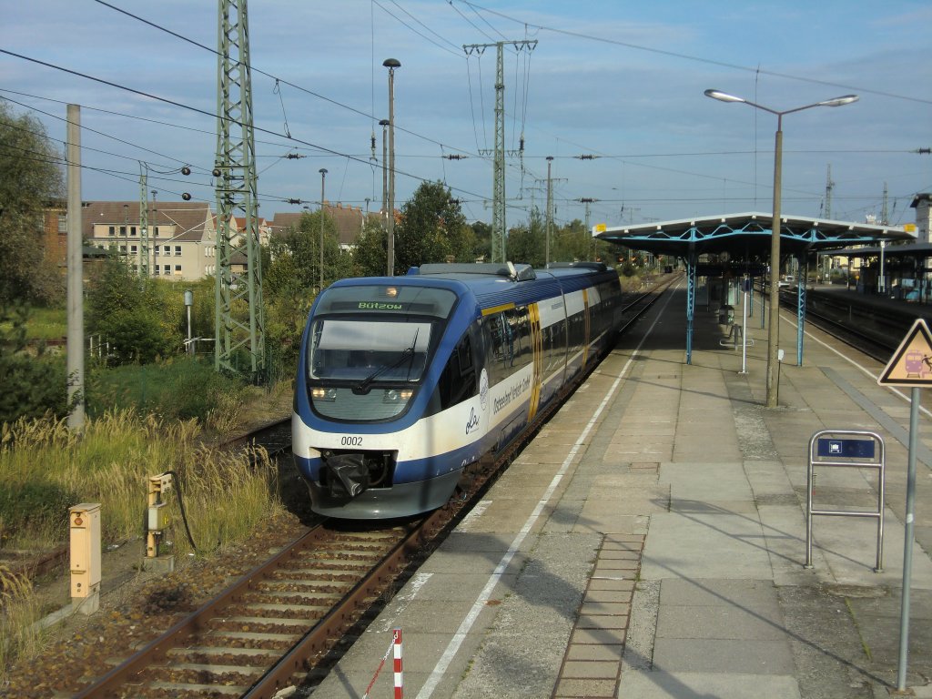 Der VT0002 bei verspteter Ausfahrt in Neubrandenburg.(4.9.2011)