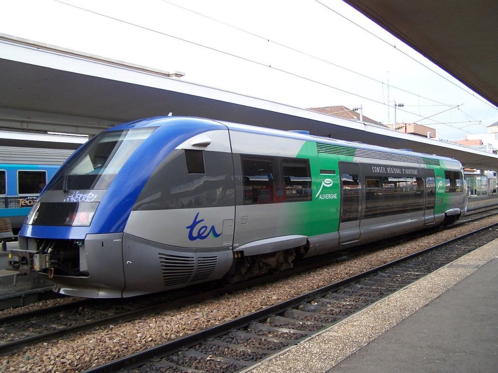 Der X 73690 von TER Auvergne im Bahnhof Clermont-Ferrand am 28/03/10.