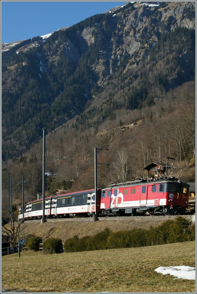 Der  zB  De 4/4 110 022-1 mit eine IR Interlaken Ost - Luzern bei der Haltestelle Brienz West. 
2. Feb. 2011