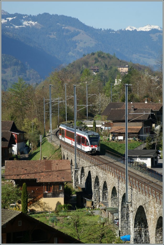 Der Zentralbahn Regionalzug 7437 von Interlaken nach Meiringen berquert bei Ringgenberg ein lngeres, aber nicht sehr hohes Viadukt. 
6. April 2011