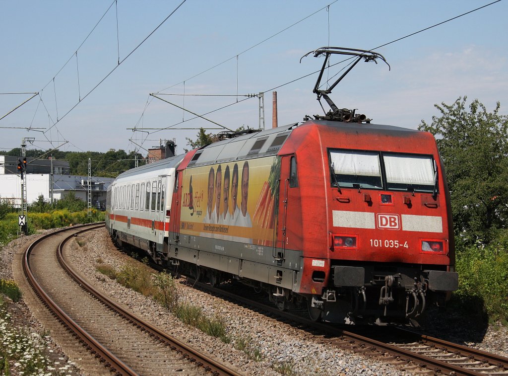 Die 101 035 (ARD Buffet) am 01.08.2009 bei der Durchfahrt mit einem IC in Feuerbach.
