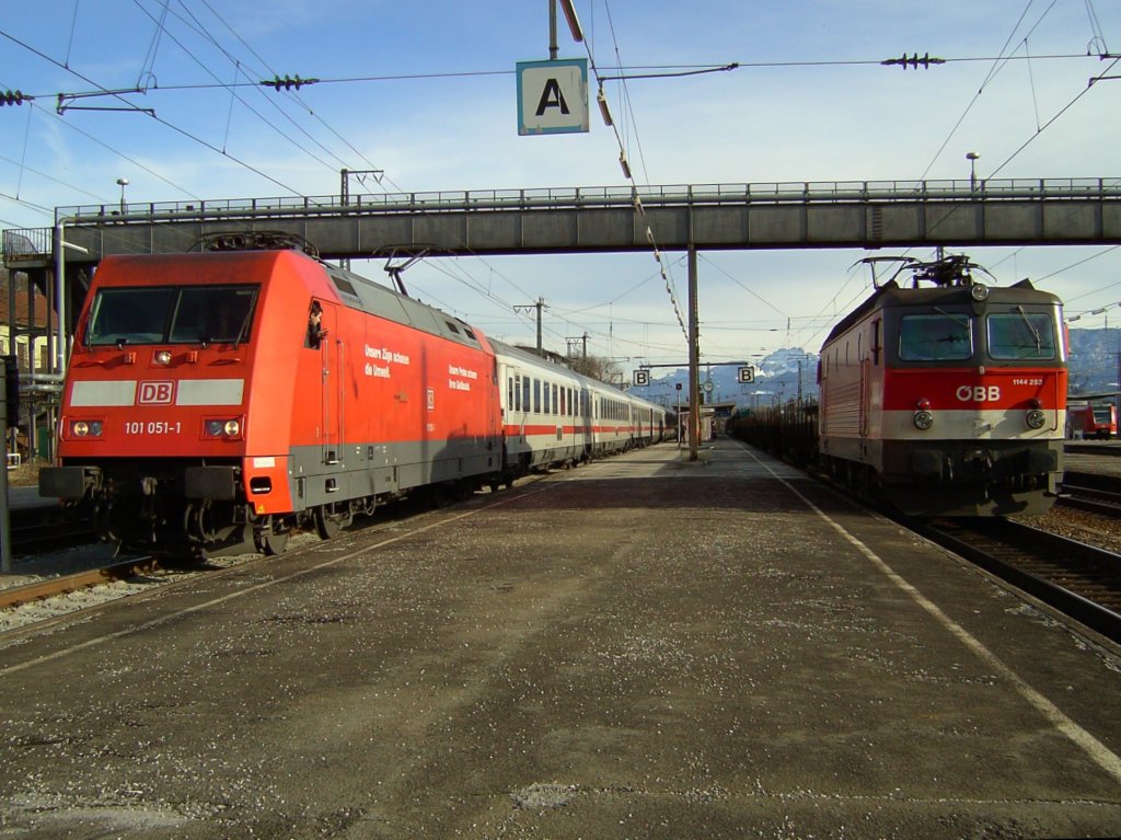 Die 101 051 mit einem IC und die 1144 253 mit einem Gterzug am 05.02.2008 in Rosenheim. 