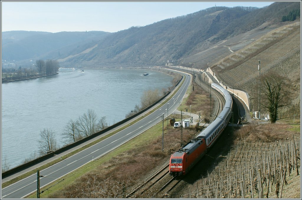 Die 101 111-3 schiebt ihren IC durchs Rheintal Richtung Sden, Aufnahme bei Boppard, am 18. Mrz 2010