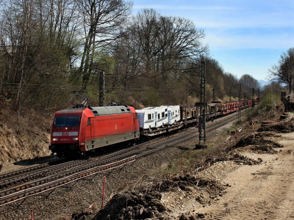 Die 101 133 am 02.04.2011 mit einem Gterzug unterwegs bei Ostermnchen. 

