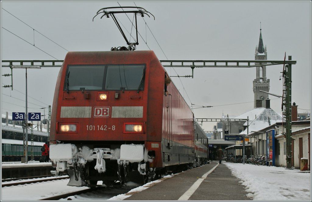 Die 101 142-8 mit ihrem IC nach Hamburg Altona kurz vor der Abfahrt in Konstanz.
8. Dez. 2012 