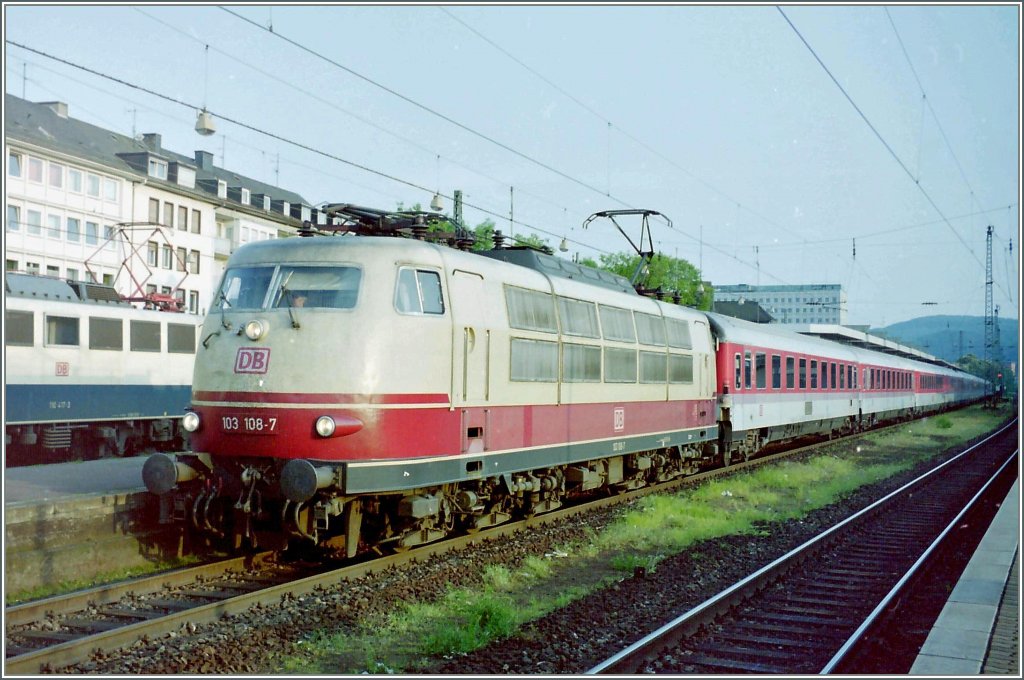 Die 103 108-7 mit einem IC in Koblenz. 
12. Mai 1998.