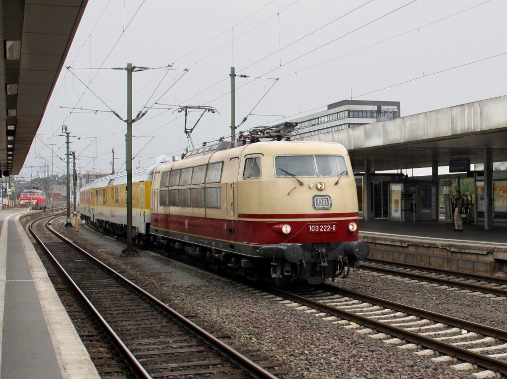 Die 103 222 am 12.08.2010 mit einem Messzug bei der Einfahrt in den Hannoveraner Hbf. 
