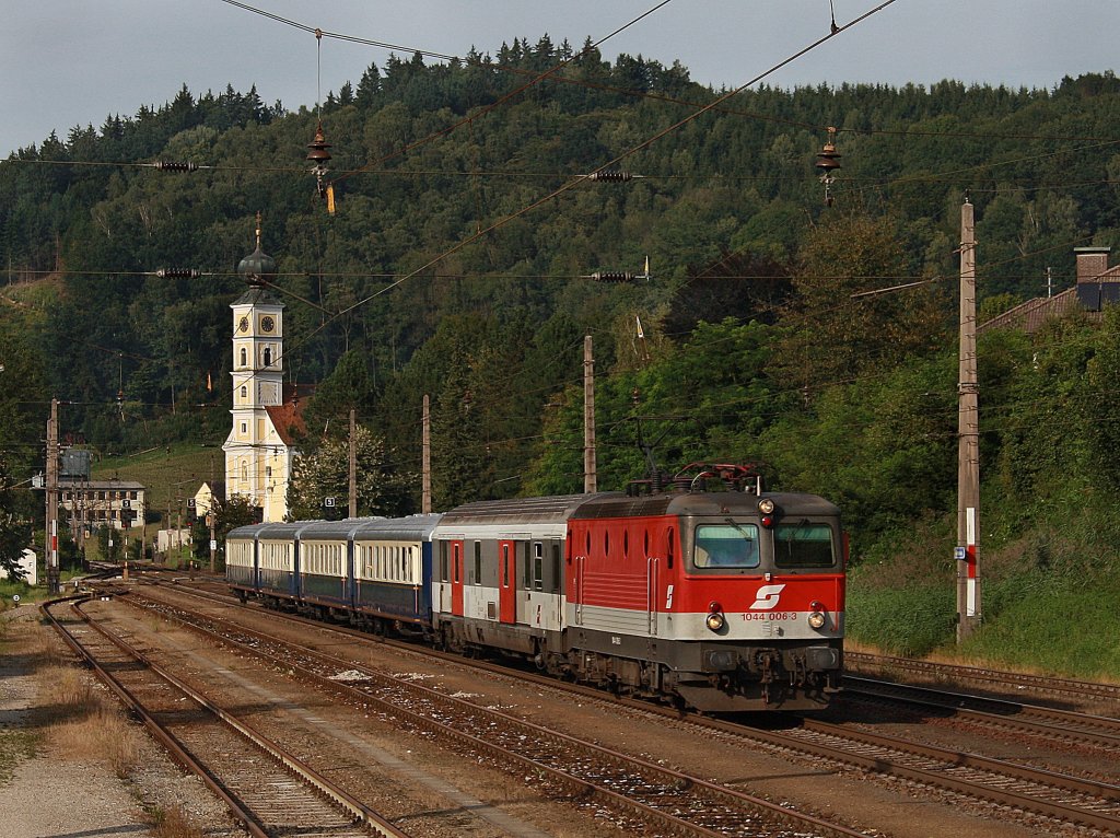 Die 1044 006 am 28.08.2009 mit dem EZ bei der Durchfahrt in Wernstein. 
