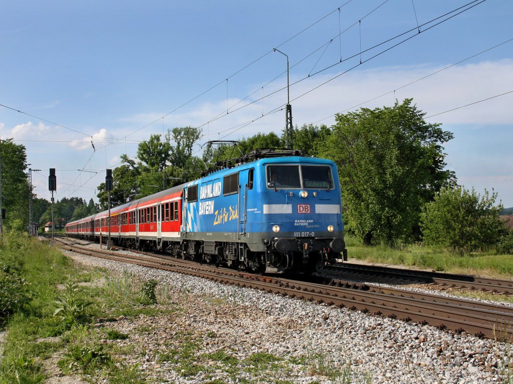 Die 111 017 am 05.06.2011 mit einer RB nach Salzburg die wegen Bauarbeiten in bersee endete bei der Durchfahrt in Aling.
