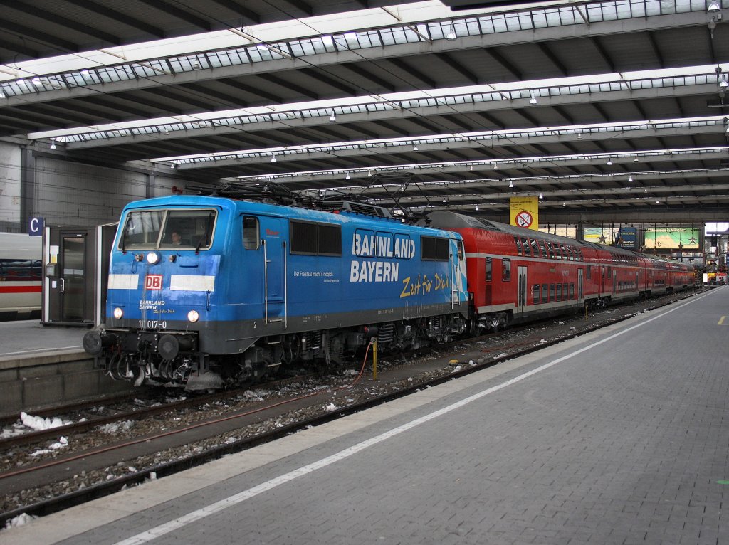 Die 111 017 am 28.12.2010 mit einem RE im Mnchner Hbf. 
