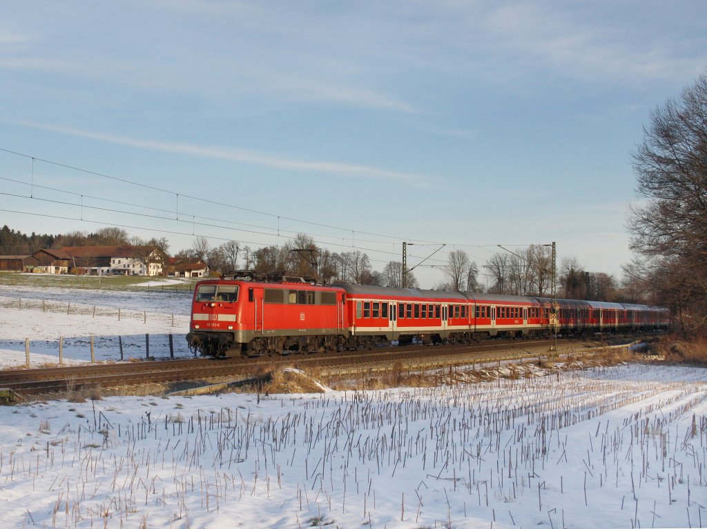 Die 111 123 am 06.02.2011 mit einem RE nach Salzburg unterwegs bei Grokarolinenfeld (B Vogl).

