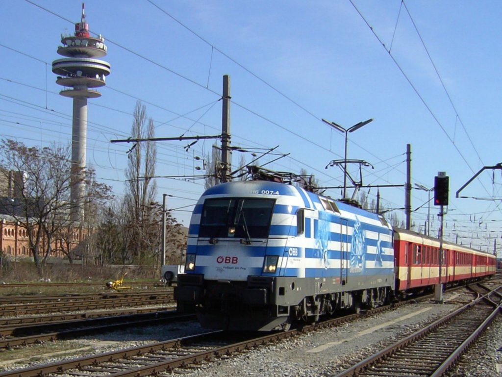 Die 1116 007 EM Griechenland am 15.03.2008 mit einer Regionalbahn aus Gyr bei der Einfahrt in Wien Sdbahnhof.
