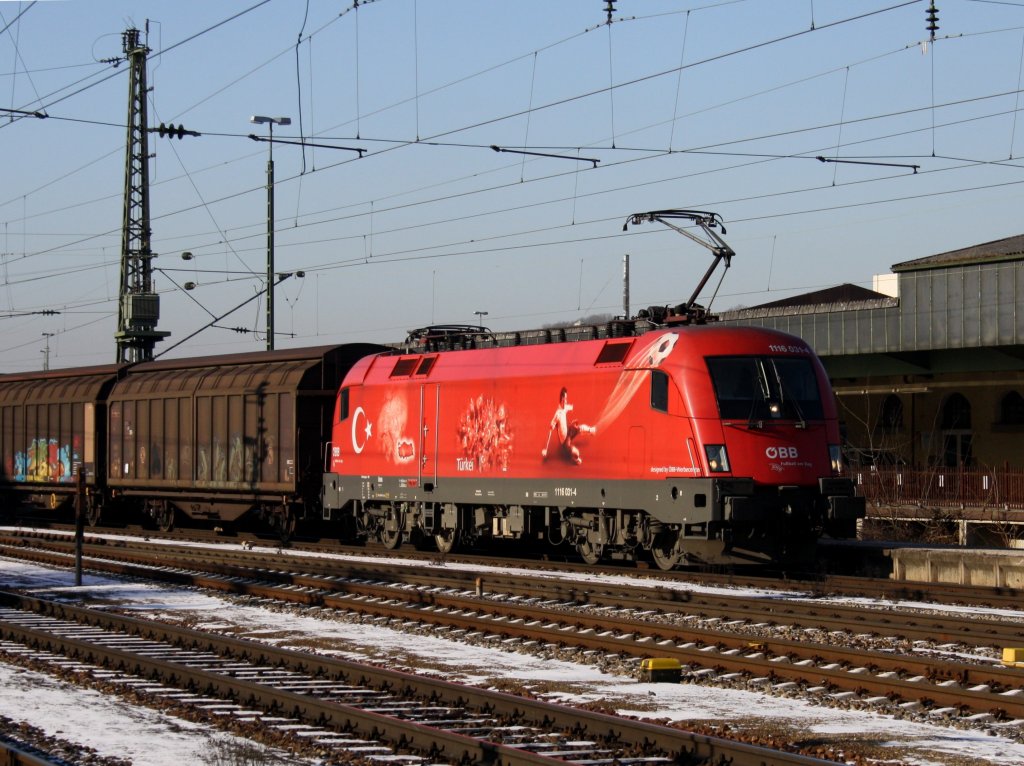 Die 1116 031 EM Trkei am 09.01.2009 mit einem Gterzug bei der Durchfahrt in Passau Hbf.
