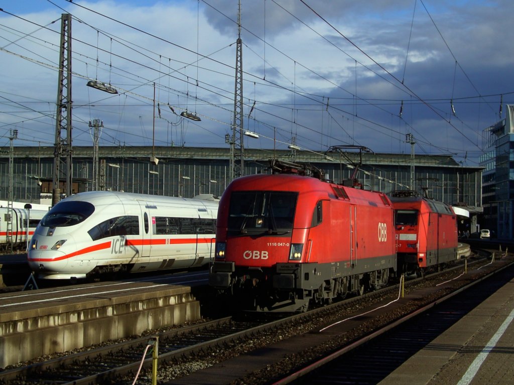 Die 1116 047 und die 101 072 am 06.02.2008 beim Abrangieren von Gleis 12 in Mnchen Hbf. Im Hintergrund steht ein ICE 3
