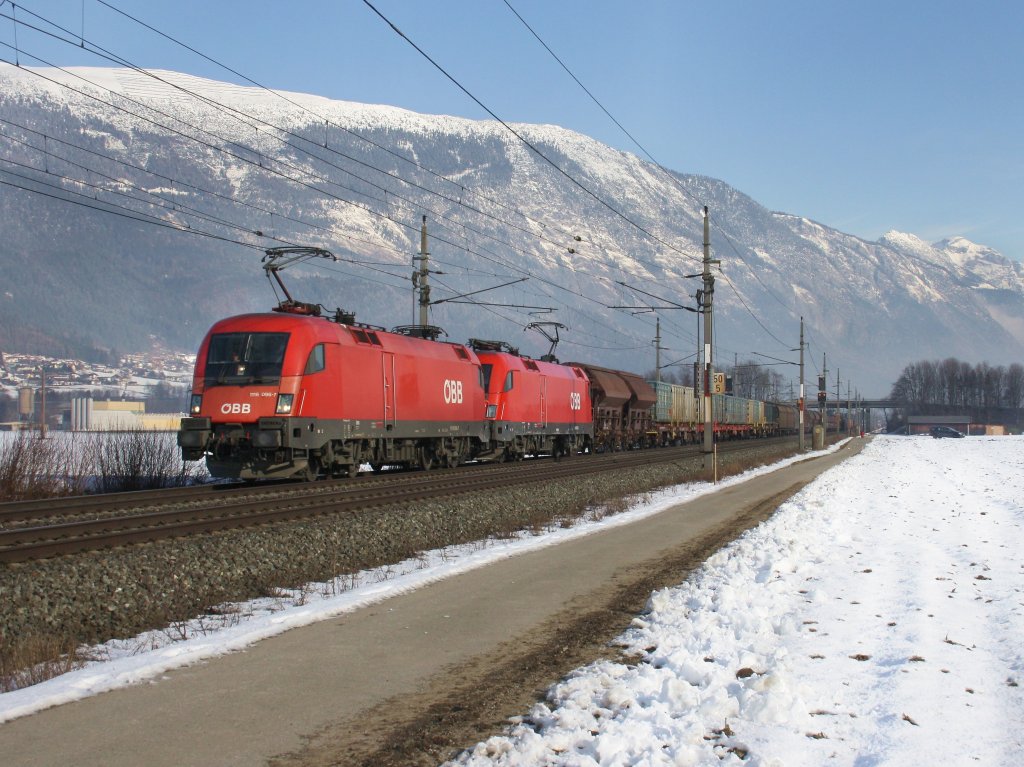 Die 1116 096 und eine Weitere am 29.01.2011 mit einem Gterzug unterwegs bei Schwaz. 

