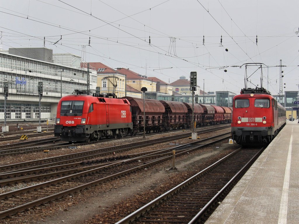 Die 1116 125 am 14.03.2009 mit einem Gterzug bei der Durchfahrt durch den Regensburger Hbf, wehrend die 110 396 wartet mit ihrer RB nach Ingolstadt auf Ausfahrt. 
