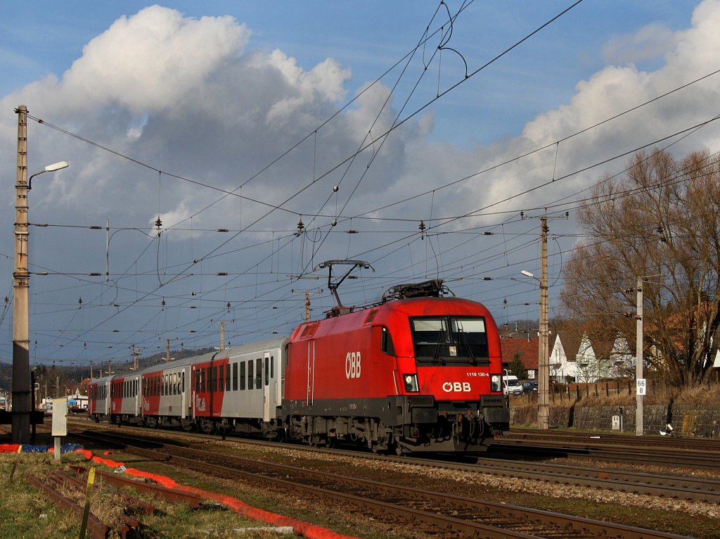 Die 1116 130 am 28.12.2009 mit einem REX bei der Ausfahrt aus Schrding. 
