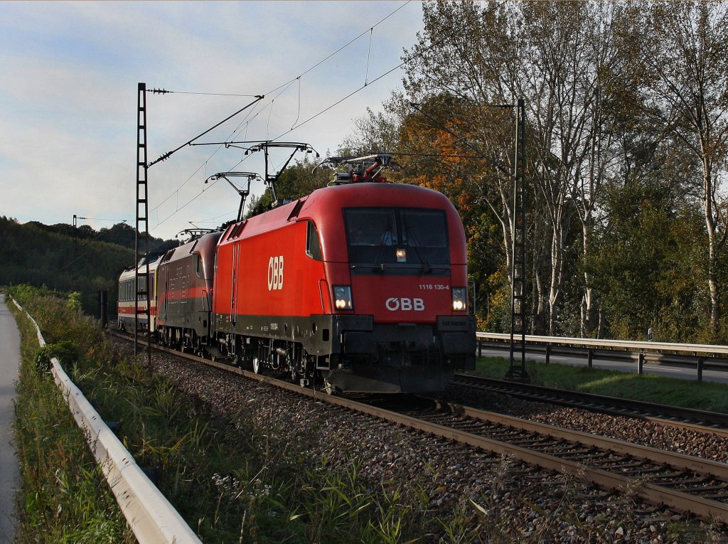 Die 1116 130 und ein Railjet Taurus mit Messwagen am 08.10.2010 unterwegs bei Hausbach. 
