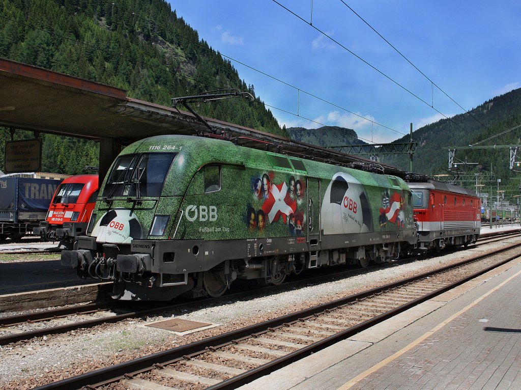 Die 1116 264 (Euromotion) und die 1144 235 am 11.06.2009 im Bahnhof Brenner. 
