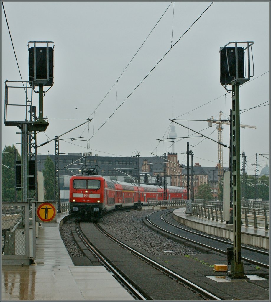 Die 112 120-7 erreicht mit dem RE 2 Berlin Hbf.
14.09.2010 