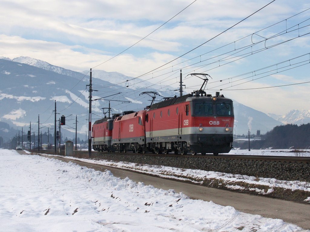 Die 1144 202, mit der 1116 086 und der 1144 200 am 29.01.2011 unterwegs bei Schwaz.
