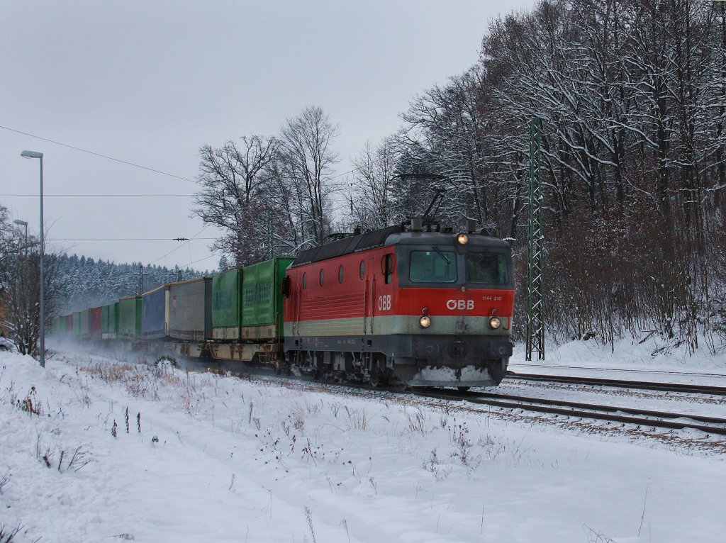 Die 1144 210 am 04.12.2010 mit einem KLV-Zug bei der Durchfahrt in Aling.