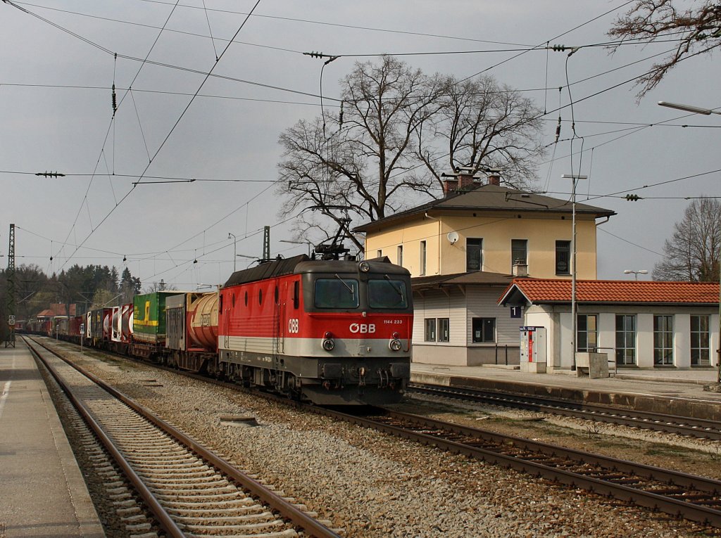 Die 1144 233 am 04.04.2009 mit einem KLV-Zug bei der Durchfahrt in Aling.
