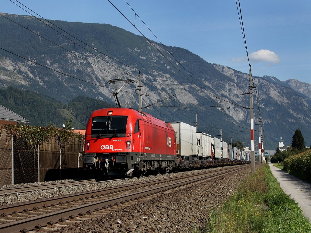 Die 1216 003 am 19.09.2009 mit einer RoLa unterwegs bei Schwaz. 
