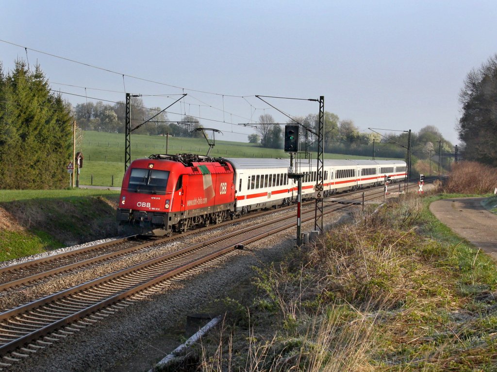 Die 1216 012 am 16.04.2011 mit einem Brenner EC unterwegs bei Vogl. 
