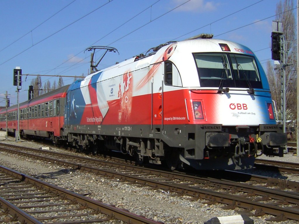 Die 1216 226 am 15.03.2008 mit einem OIC bei der Ausfahrt in Wien Sdbahnhof. 