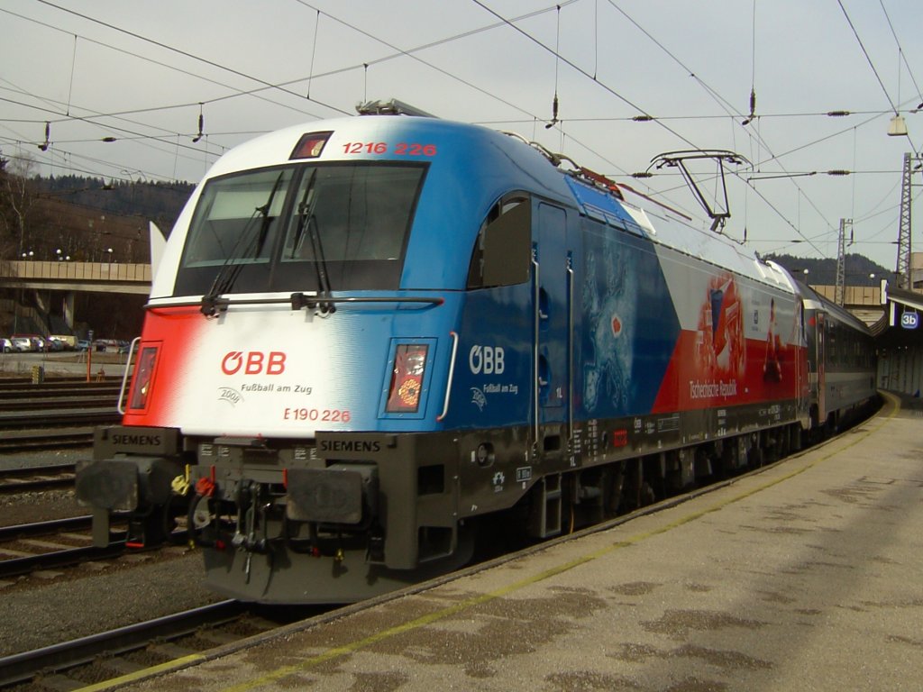 Die 1216 226 (EM Tschechien) mit einem OEC am 05.02.2008 in Kufstein. 
