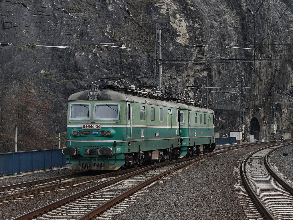 Die 122 006 und die 122 007 am 04.04.2010 bei der Durchfahrt in st nad Labem.
