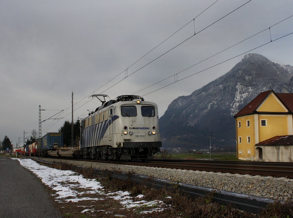 Die 139 310 am 05.12.2009 mit einem KLV-Zug unterwegs bei Niederaudorf.
