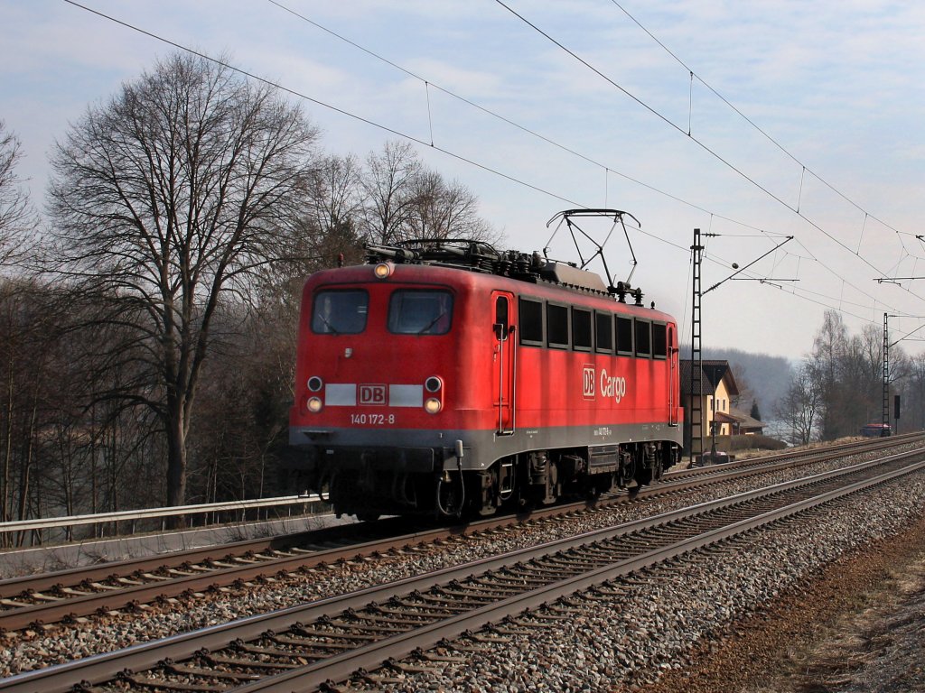 Die 140 172 am 24.02.2011 unterwegs bei Vilshofen. 
