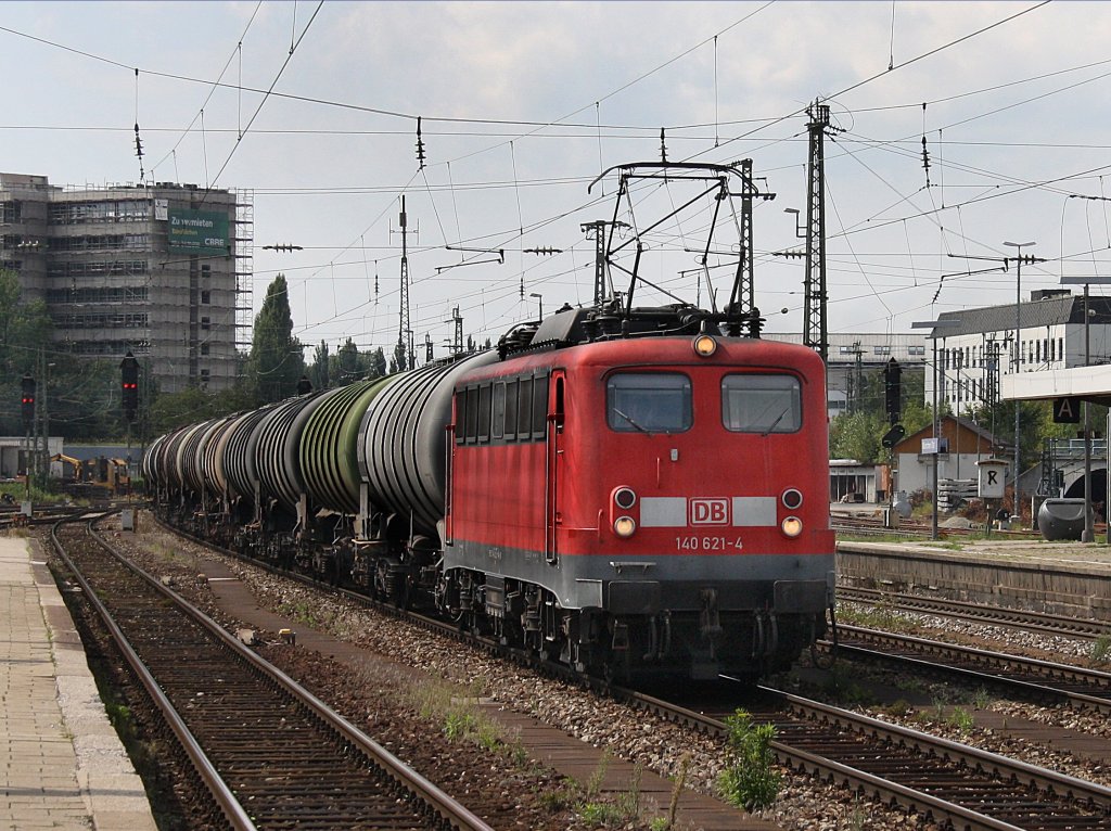 Die 140 621 am 28.08.2009 mit einem Kesselwagenzug bei der Durchfahrt in Mnchen Ost. 
